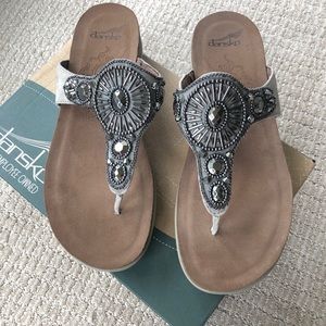 NIB Dansko Taupe Bejeweled Leather Thong sz ~8/39